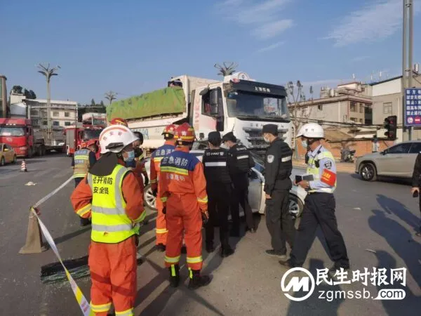 轿车被撞司机被困驾驶室 特警及时发现紧急开展救援