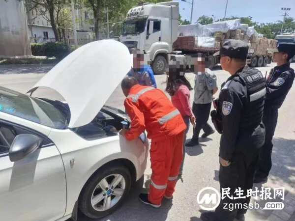 急!车辆熄火停路中,暖!特警主动救助赢民心