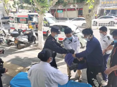 男子醉酒醉卧银行门口 民警悉心照顾送医救治