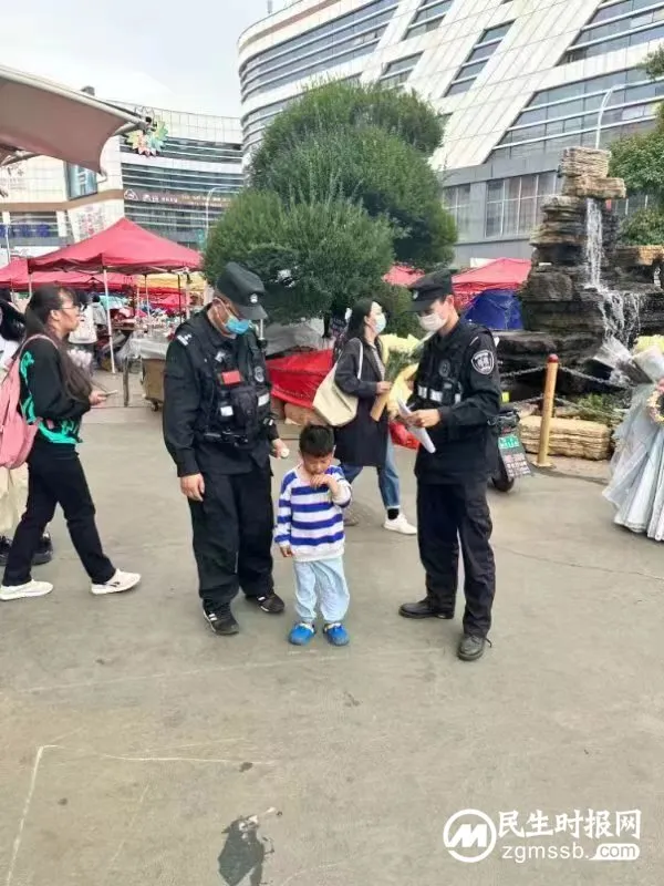 男童游玩不慎走散 民警暖心帮助找回