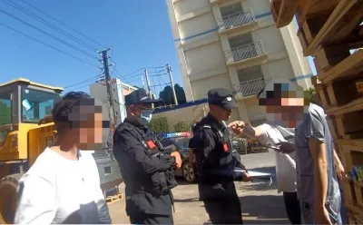 醉酒男子酣睡路边  特警及时开展救助
