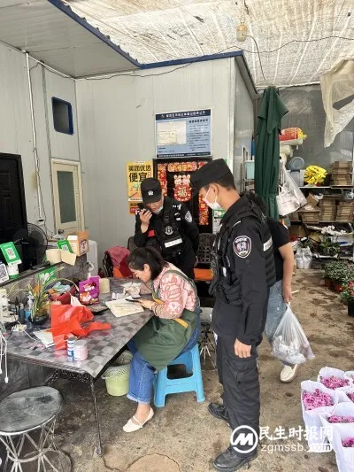 顾客买花忘付款 民警迅速帮找回