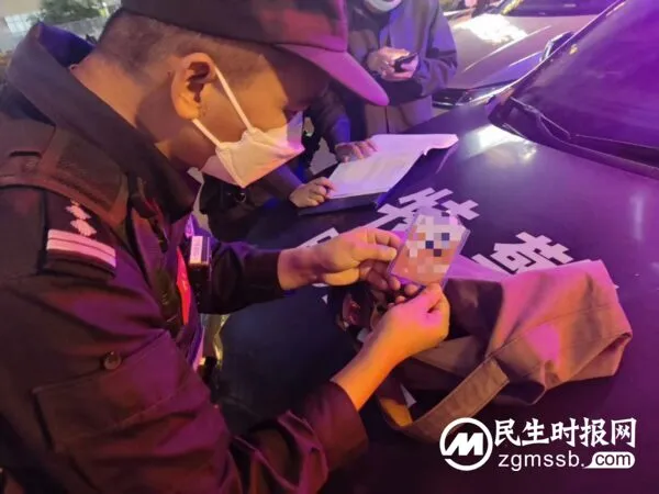 粗心学生骑车遗落挎包 特警暖心寻找失主物归原主
