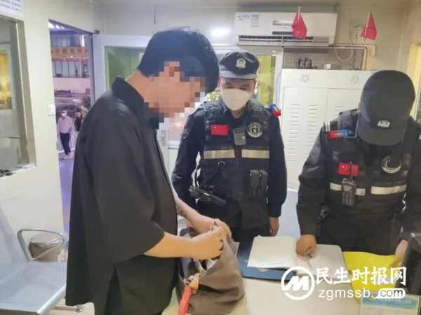 粗心学生骑车遗落挎包 特警暖心寻找失主物归原主