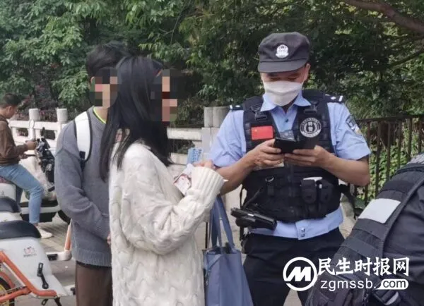 粗心学生遗失手提包 警民接力寻找失主