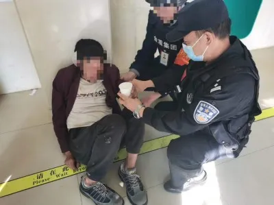 男子醉酒醉卧银行门口 民警悉心照顾送医救治