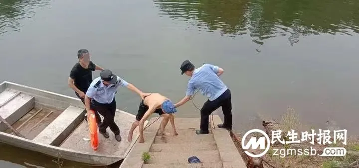 身边暖警|青山桥派出所民辅警划船救援走失老人获锦旗 身边暖警|青山桥派出所民辅警划船救援走失老人获锦旗