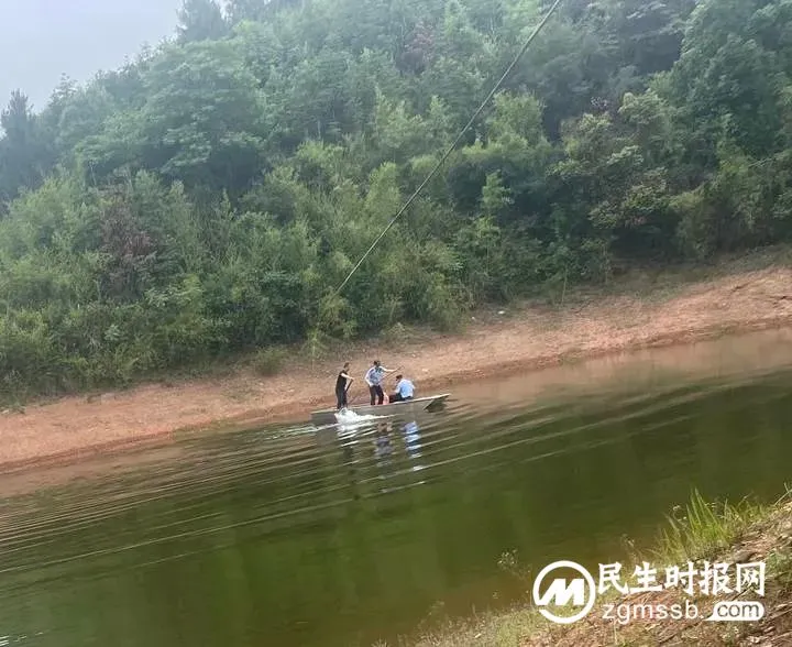 身边暖警|青山桥派出所民辅警划船救援走失老人获锦旗 身边暖警|青山桥派出所民辅警划船救援走失老人获锦旗