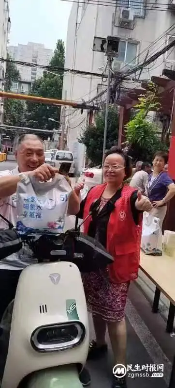 河南:省酒店餐饮业管理专委会中原餐饮人俱乐部端午节给社区老人“糯粽送吉祥”