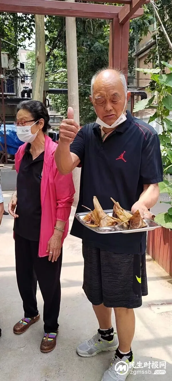 河南:省酒店餐饮业管理专委会中原餐饮人俱乐部端午节给社区老人“糯粽送吉祥”