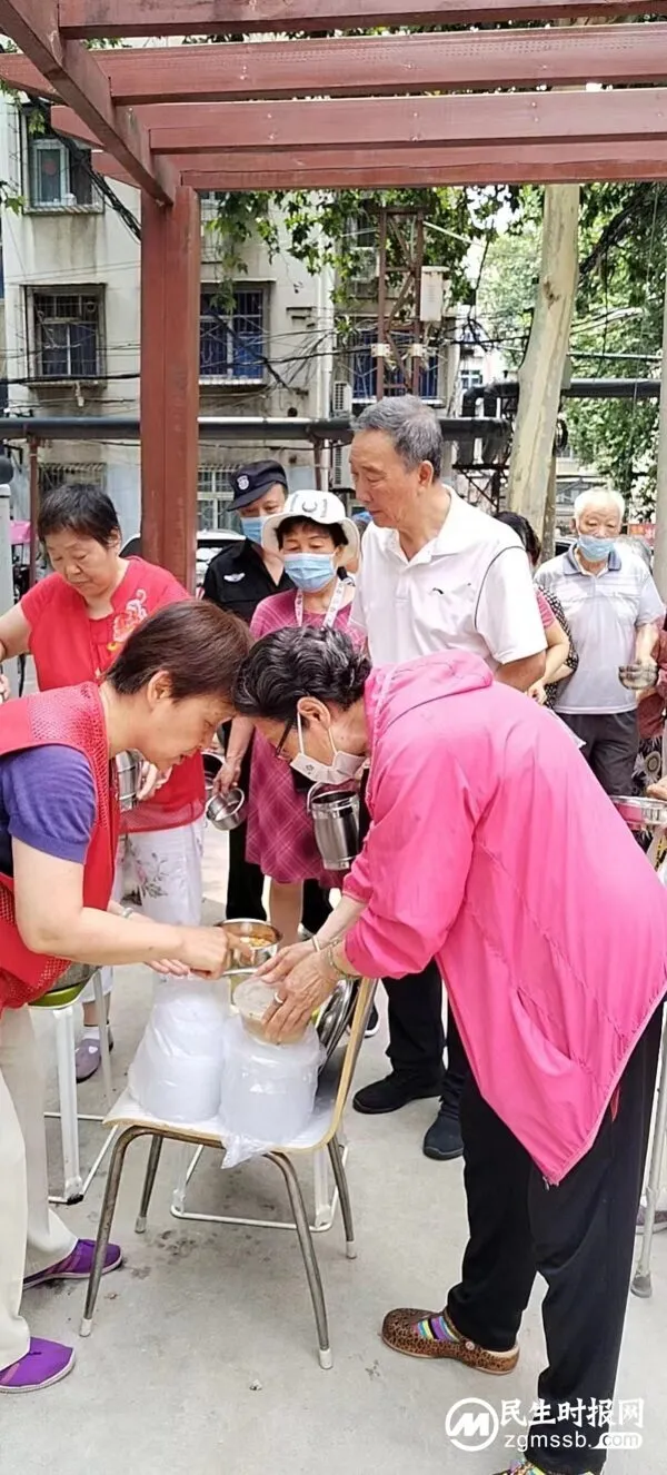 河南:省酒店餐饮业管理专委会中原餐饮人俱乐部端午节给社区老人“糯粽送吉祥”