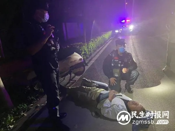 男子酒后骑车摔倒受伤 民警及时救助脱离危险