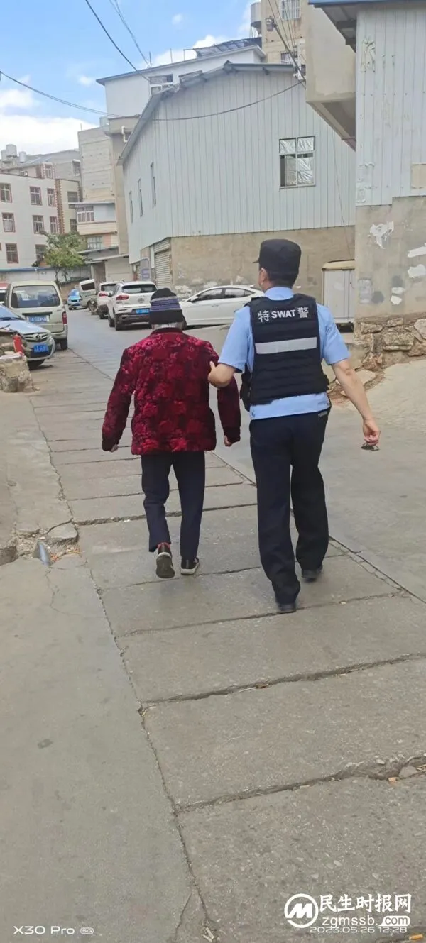 九旬老人出门迷了路 民警暖心送其回家