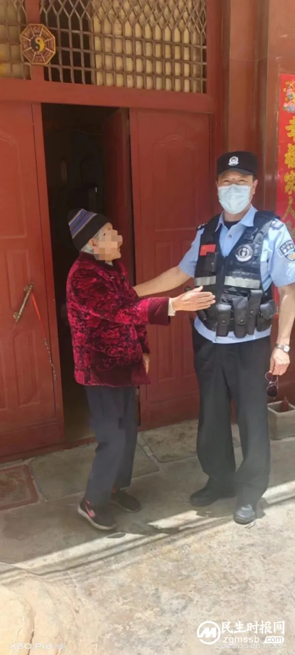 九旬老人出门迷了路 民警暖心送其回家
