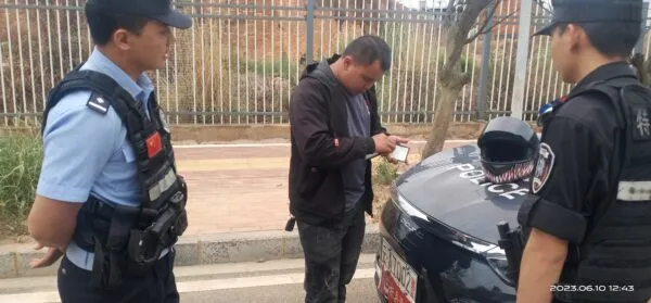 市民捡到钱包报警求助 失主浑然不知竟把民警当“骗子”