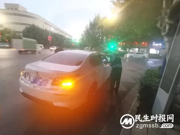 车辆路口熄火“抛锚” 特警主动帮忙解难题