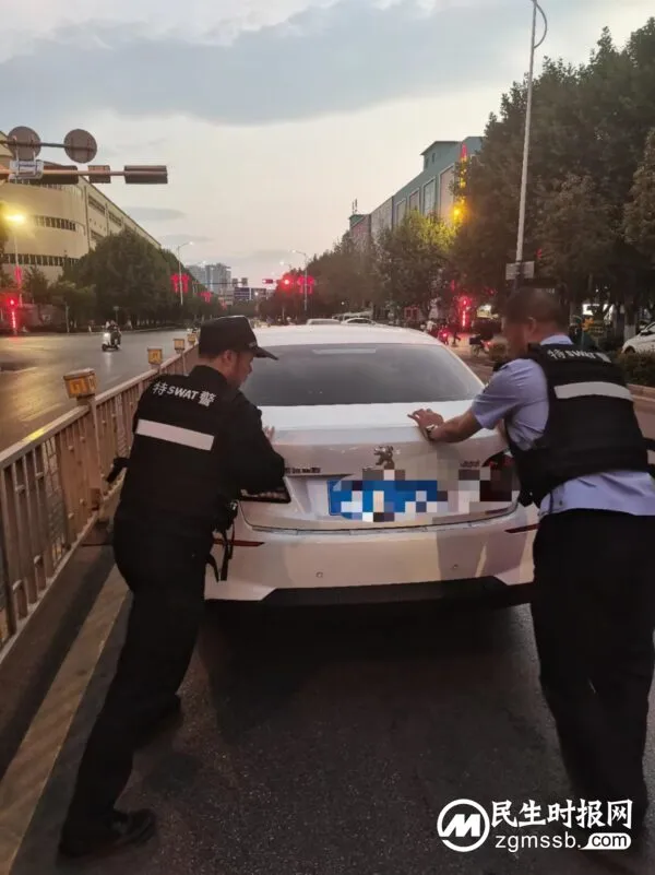 车辆路口熄火“抛锚” 特警主动帮忙解难题