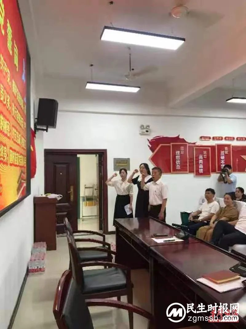 湘潭市工贸中专举行“七一”表彰大会暨新党员宣誓仪式