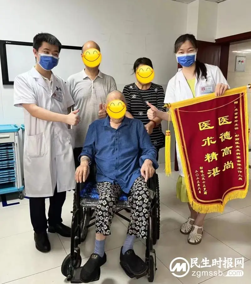 93岁老人出现“白肺”,命悬一线 湘潭县人民医院医护团队成功救治助其转危为安 93岁老人出现“白肺”,命悬一线 湘潭县人民医院医护团队成功救治助其转危为安