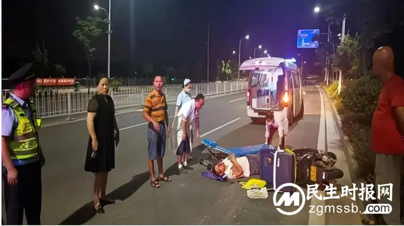 小举动 大温暖 执法人员救助受伤市民获赞 小举动 大温暖 执法人员救助受伤市民获赞