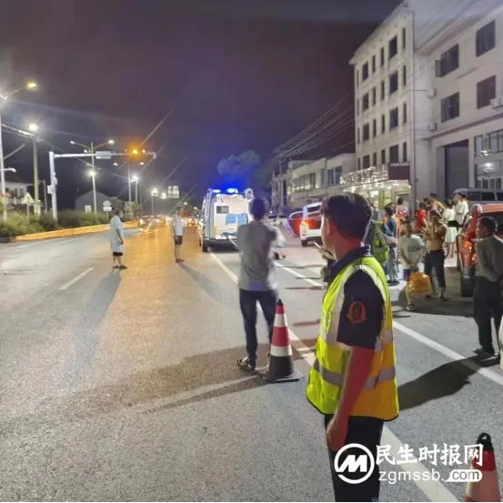 小举动 大温暖 执法人员救助受伤市民获赞 小举动 大温暖 执法人员救助受伤市民获赞