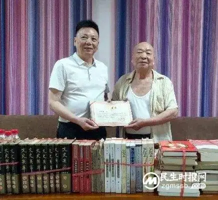 湘潭市一中：初50班校友赵卓明向母校赠书