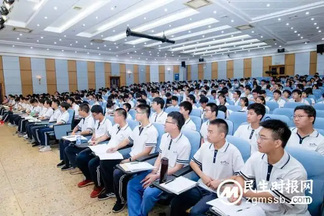 湘潭市第一中学创新人才培养暑假集训营”正式开营啦!