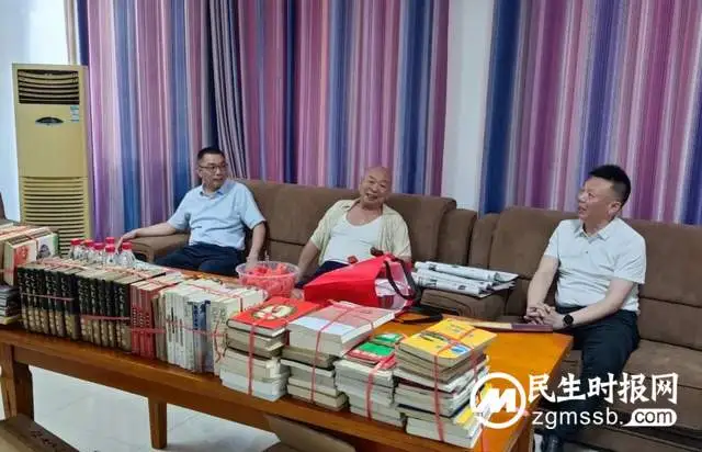 湘潭市一中：初50班校友赵卓明向母校赠书