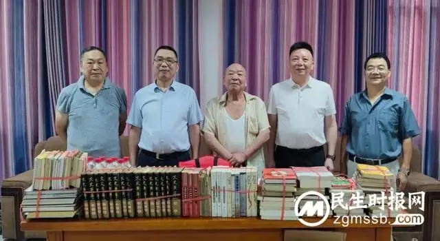 湘潭市一中：初50班校友赵卓明向母校赠书