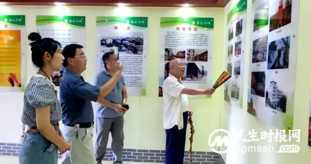 湘潭市一中：初50班校友赵卓明向母校赠书