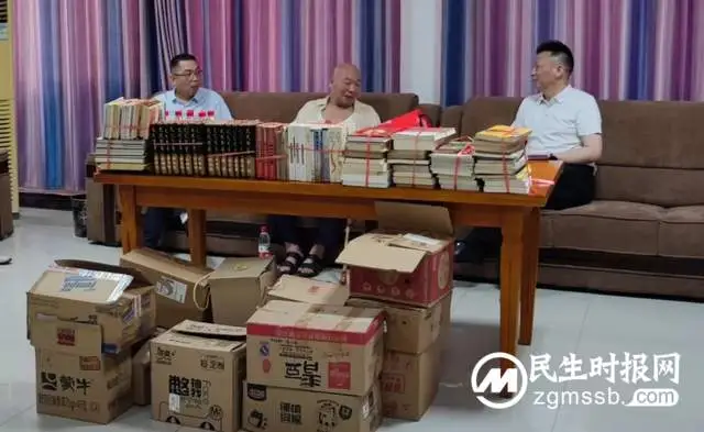 湘潭市一中：初50班校友赵卓明向母校赠书