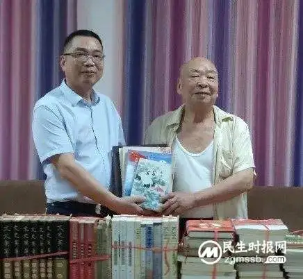 湘潭市一中：初50班校友赵卓明向母校赠书