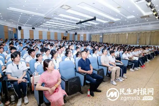 湘潭市第一中学创新人才培养暑假集训营”正式开营啦!