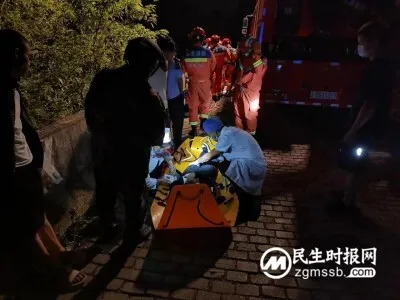 女子深夜失足坠落悬崖 文山市消防快速营救
