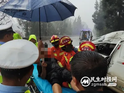 红河弥勒:雨中营救车辆被困男子
