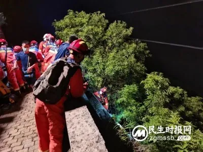 女子深夜失足坠落悬崖 文山市消防快速营救