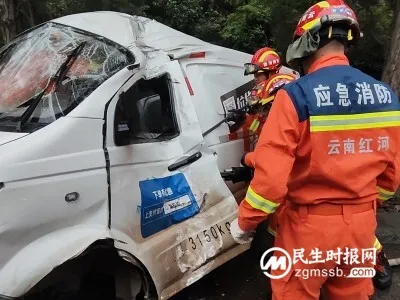 红河弥勒:雨中营救车辆被困男子