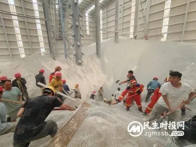 云南红河：混凝土工厂砂石塌陷一工人被埋 消防员紧急营救