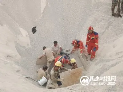 云南红河：混凝土工厂砂石塌陷一工人被埋 消防员紧急营救
