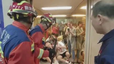 云南个旧:电梯突发故障4人被困 消防撬门救人