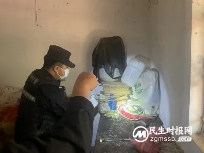 大蛇跑到居民家中乘凉 民警及时抓捕除隐患