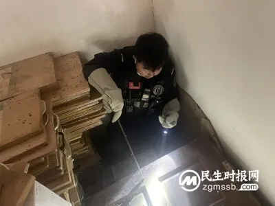 大蛇跑到居民家中乘凉 民警及时抓捕除隐患