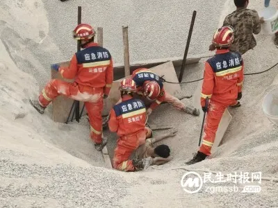 云南红河：混凝土工厂砂石塌陷一工人被埋 消防员紧急营救