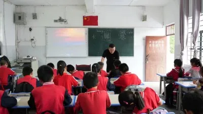曲靖师范学院美术学院到罗平县大水井乡金歹完小开展 2023年“推普助力乡村振兴”志愿者实践活动