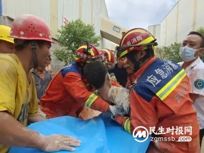 云南红河：混凝土工厂砂石塌陷一工人被埋 消防员紧急营救