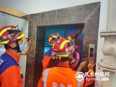云南个旧:电梯突发故障4人被困 消防撬门救人