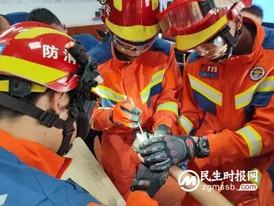 萌娃被刀孔“咬手”，弥勒消防员温柔助其“脱困”
