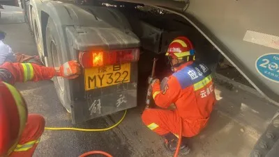 三轮车侧翻引发二次事故 驾驶员遭到货车碾压 泸西消防紧急救援