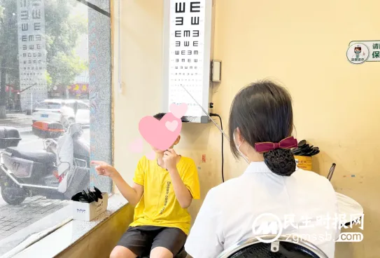 湘潭爱尔仁和医院为百余名湘潭学子送上公益眼镜，助力他们“点亮光明未来”！