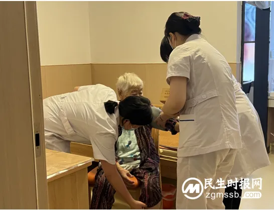 湘潭爱尔仁和医院走进锦德颐养院为老人公益查体 湘潭爱尔仁和医院走进锦德颐养院为老人公益查体